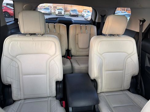 Used 2018 Ford Explorer Platinum image 24