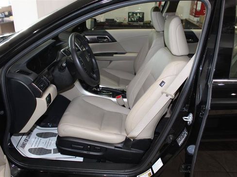 Used 2017 Honda Accord Touring image 25