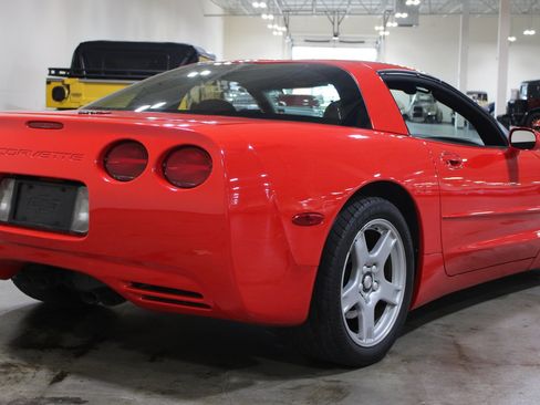 Used 1998 Chevrolet Corvette Coupe w/ Roof Pkg RWD image 33