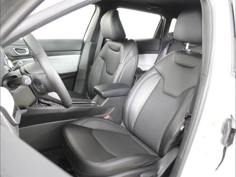 New 2025 Jeep Compass Latitude image 11