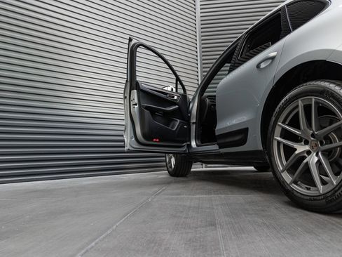 Used 2025 Porsche Macan AWD/4WD image 13