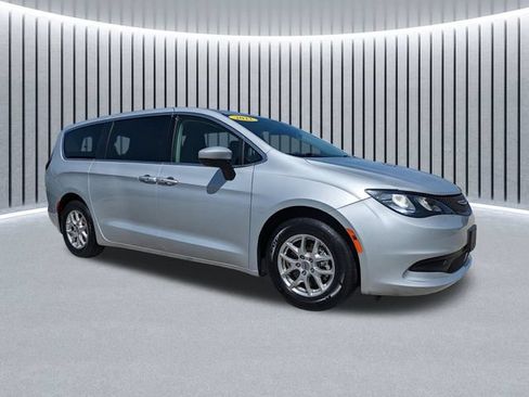 Used 2022 Chrysler Voyager LX FWD image 2