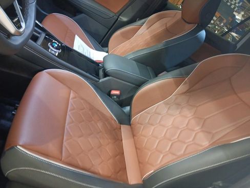 Used 2025 Volkswagen Tiguan SEL R-Line AWD/4WD image 5