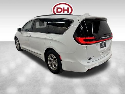 Used 2022 Chrysler Pacifica Limited image 11