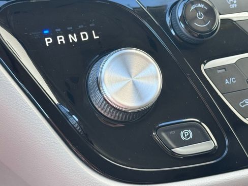 Used 2020 Chrysler Pacifica Touring-L image 40