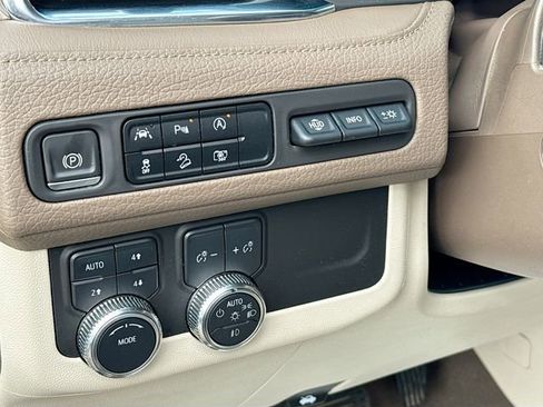 Used 2023 GMC Yukon XL Denali image 12