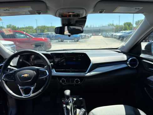 Used 2025 Chevrolet Trax LT w/ LT Convenience Package FWD image 27