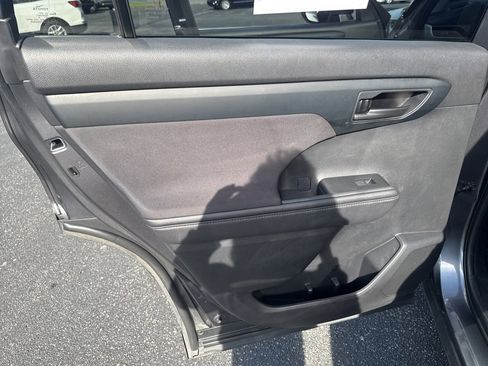 Used 2020 Toyota Highlander LE image 39