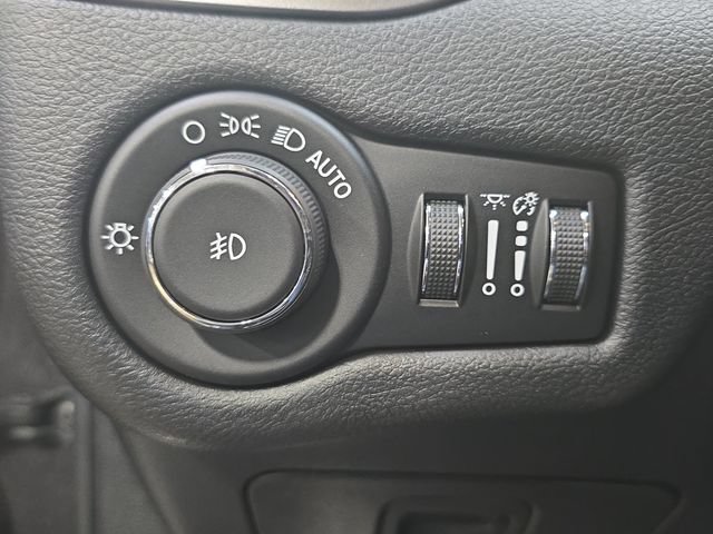 Used 2020 Jeep Cherokee Latitude Plus w/ Cold Weather Group AWD/4WD image 26