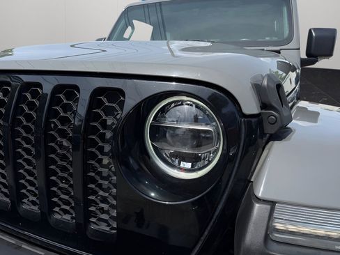 Used 2022 Jeep Gladiator Sport AWD/4WD image 9