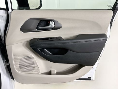 Used 2024 Chrysler Pacifica Touring-L FWD image 33