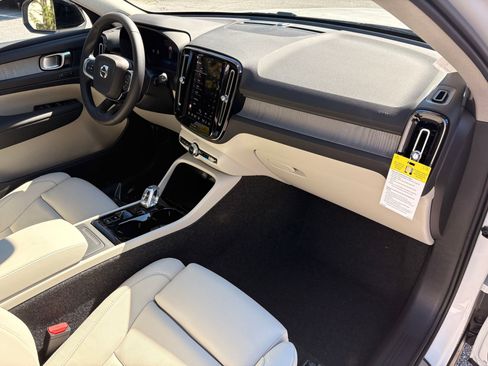 Certified 2026 Volvo XC40 B4 Plus w/ Climate Package FWD image 27