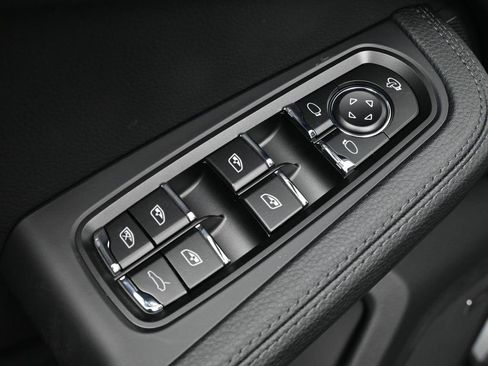 Certified 2026 Porsche Macan image 19