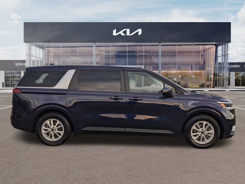 Certified 2024 Kia Carnival LX image 3