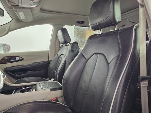 Used 2021 Chrysler Pacifica Limited image 26