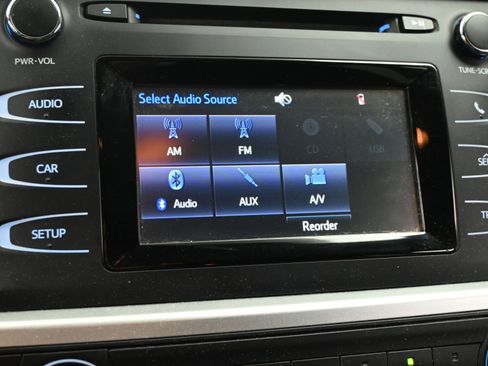 Used 2015 Toyota Highlander LE image 12