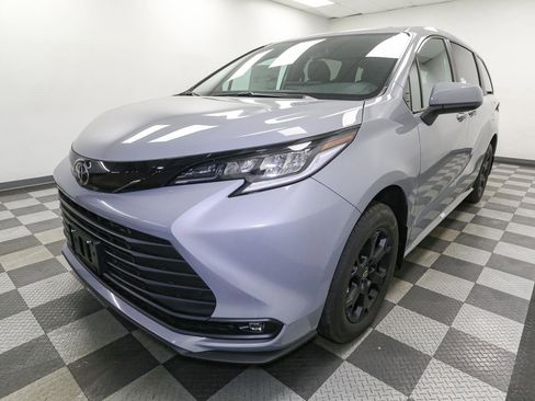 New 2026 Toyota Sienna XLE Woodland Edition AWD/4WD image 4