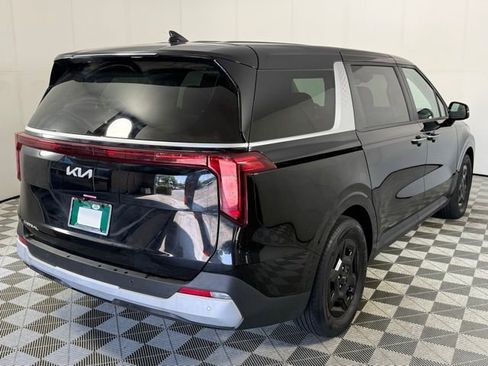 Used 2025 Kia Carnival image 8