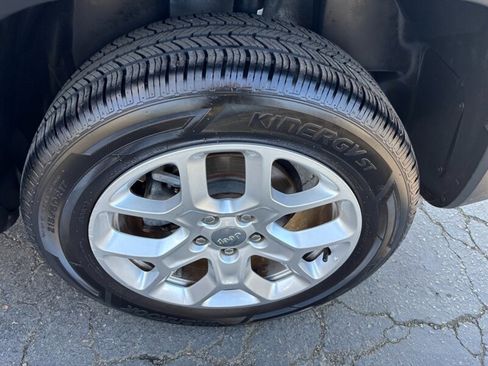 Used 2018 Jeep Renegade Latitude image 20