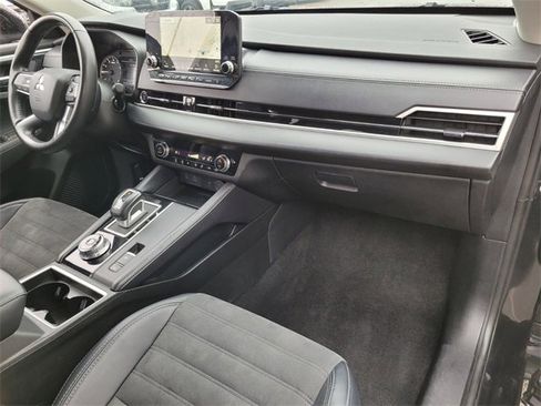 Used 2024 Mitsubishi Outlander SE image 17