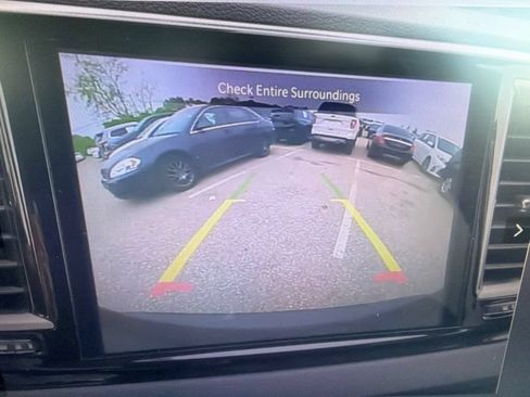 Used 2024 Chrysler Pacifica Touring-L FWD image 12