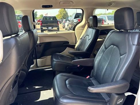 Used 2018 Chrysler Pacifica Touring-L w/ Premium Audio Group FWD image 7