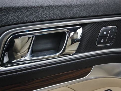 Used 2017 Ford Explorer Limited image 12