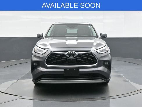 Used 2021 Toyota Highlander Platinum AWD/4WD image 2