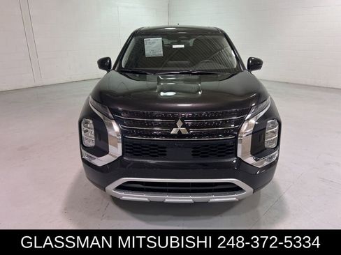 New 2025 Mitsubishi Outlander SE image 2