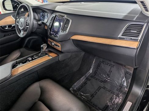Certified 2022 Volvo XC90 T6 Momentum w/ Climate Package image 32