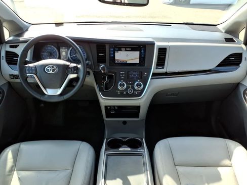 Used 2015 Toyota Sienna XLE w/ XLE Navigation Package FWD image 10