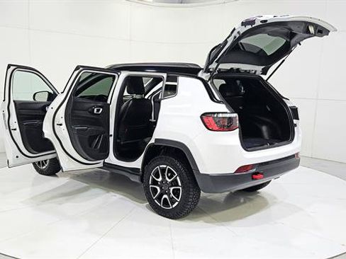 Used 2025 Jeep Compass Trailhawk AWD/4WD image 31