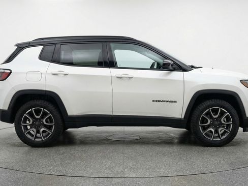 Used 2025 Jeep Compass Trailhawk AWD/4WD image 11