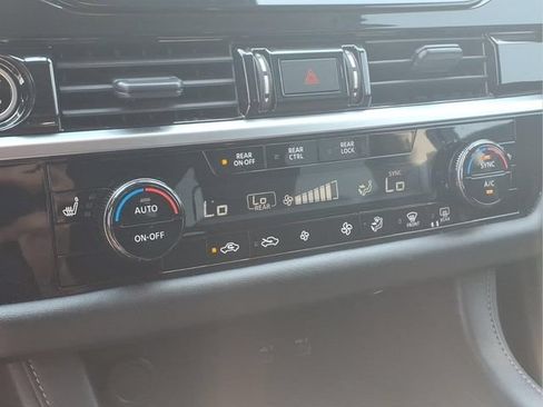 Used 2024 Nissan Pathfinder SV FWD image 8