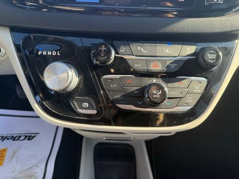 Used 2022 Chrysler Pacifica Touring-L image 36