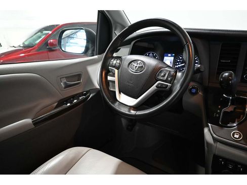 Used 2020 Toyota Sienna XLE FWD image 24