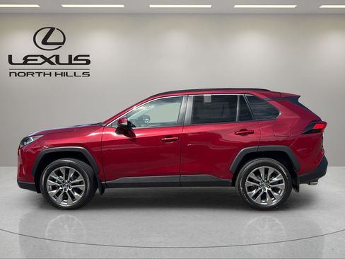 Used 2020 Toyota RAV4 XLE Premium AWD/4WD image 9