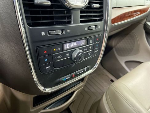 Used 2016 Chrysler Town & Country Touring image 15