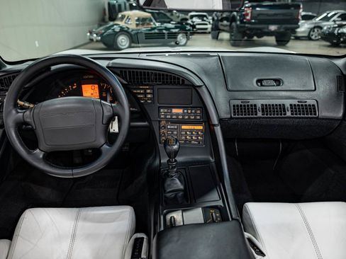 Used 1992 Chevrolet Corvette Convertible RWD image 8