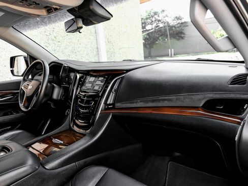 Used 2017 Cadillac Escalade Luxury image 15