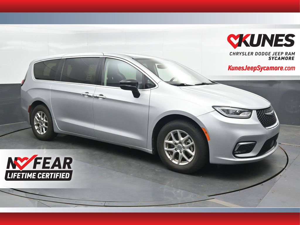 Used 2024 Chrysler Pacifica Touring-L FWD image 1