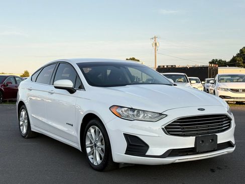 Used 2019 Ford Fusion SE FWD image 4