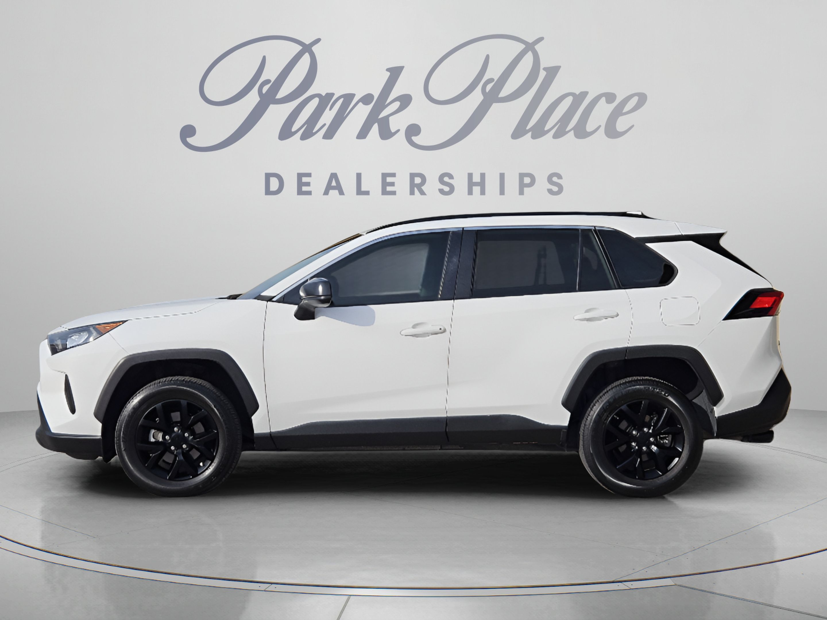 Used 2021 Toyota RAV4 LE AWD/4WD image 2