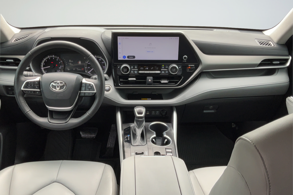 Used 2024 Toyota Highlander XLE FWD image 11