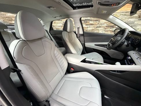 Used 2025 Hyundai Elantra Limited FWD image 15