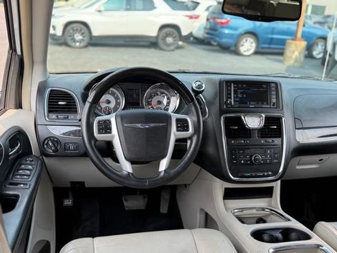 Used 2015 Chrysler Town & Country Limited FWD image 5