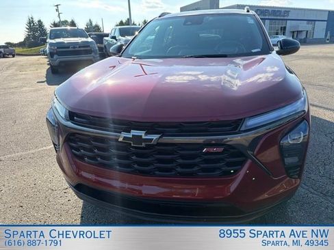 Used 2024 Chevrolet Trax RS w/ Sunroof Package FWD image 8