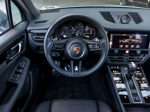 Certified 2025 Porsche Macan AWD/4WD image 38