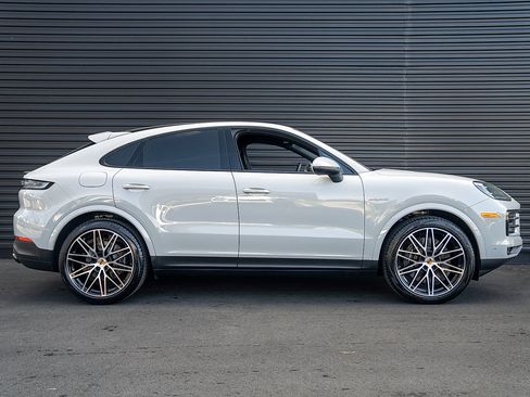 Certified 2025 Porsche Cayenne E-Hybrid Coupe AWD/4WD image 28