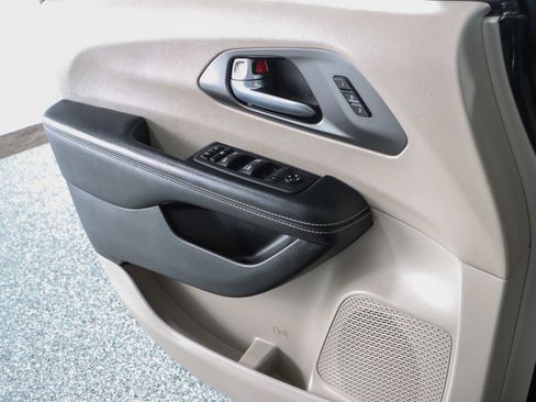 Used 2023 Chrysler Pacifica Touring-L FWD image 21
